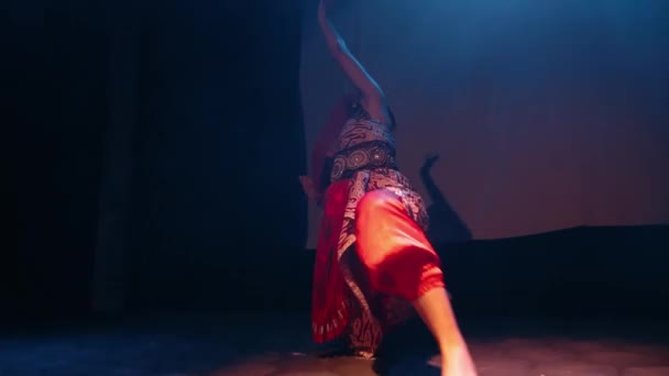 Una Bailarina Bufanda Usa Ropa Roja Para Cubrir Cara Mientras — Vídeos de Stock