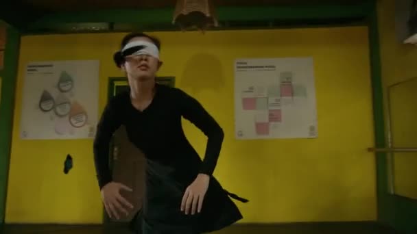 Blind Kvinna Dansar Med Vit Trasa Ansiktet Medan Hon Bär — Stockvideo