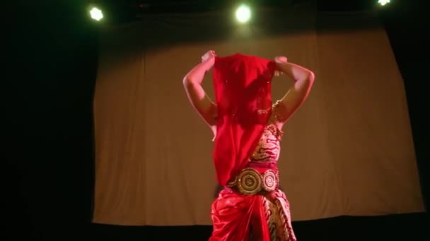 在漆黑的夜晚 围巾舞蹈演员用红色的衣服捂住脸 独自与身体一起活动 — 图库视频影像