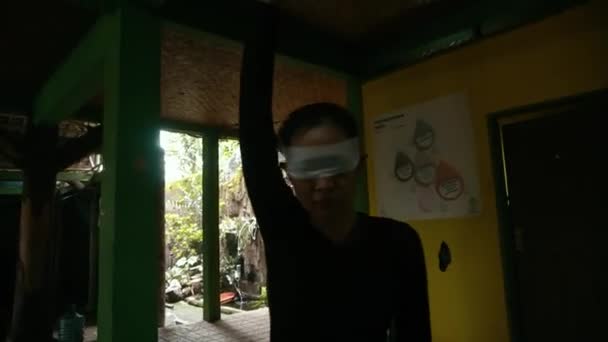 Blind Kvinna Dansar Med Vit Trasa Ansiktet Medan Hon Bär — Stockvideo