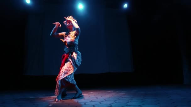 一个舞者独自在舞台灯光下跳舞时 用节拍舞动着他们的身体 — 图库视频影像