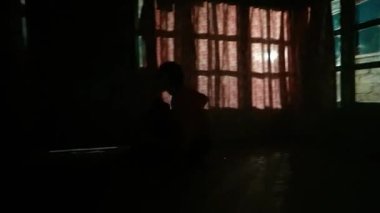 Asyalı kadın kötü şeyler yüzünden ailesini hayal kırıklığına uğrattığı için depresyonda dans ediyor.