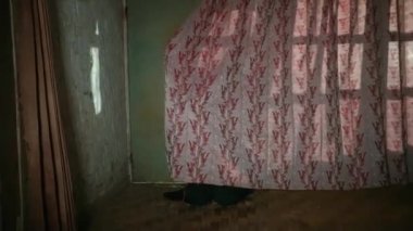 Kırmızı perdeyle dans eden kör Asyalı kadın geleneksel evde öfkeyle dans ediyor.
