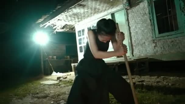 Blind Girls Está Enojada Mientras Baila Con Palo Noche Oscura — Vídeos de Stock