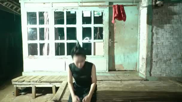 Asılı Elbiseler Iple Dans Eden Üzgün Asyalı Kadın Vücudundaki Enerjiyle — Stok video