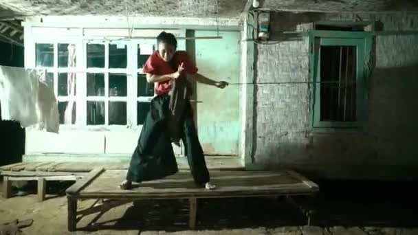 Triste Asiatique Femme Dansant Avec Les Vêtements Suspendus Corde Alors — Video