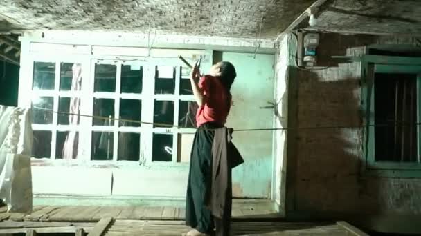 Femeia Asiatică Tristă Dansând Hainele Agățate Frânghia Timp Mișcă Energia — Videoclip de stoc