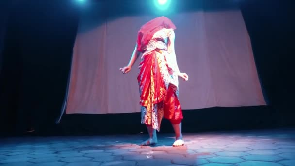 在灯光下与红色传统服装跳舞时 红色衣服盖住女人的脸 — 图库视频影像