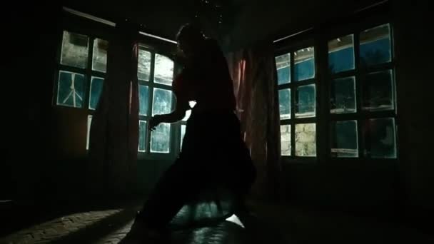 夜の闇の中で彼女が作った動きでシルエットで踊るアジアの女性 — ストック動画