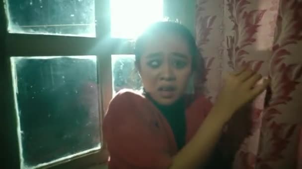 伝統的な家の中で怒りのプロパティとして赤いカーテンで踊る盲目のアジアの女性 — ストック動画