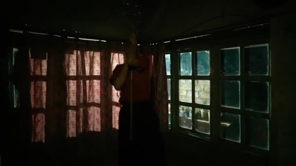Gece Boyunca Karanlık Evinde Yaptığı Hareketle Asyalı Kadınlar Siluette Dans — Stok video