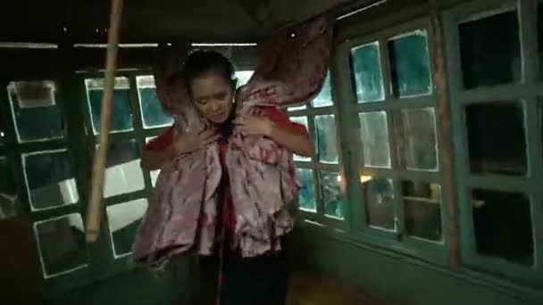 Слепая Азиатка Танцует Красным Занавесом Свойство Гневе Внутри Традиционного Дома — стоковое видео