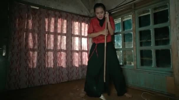 Cieco Asiatico Donna Danza Con Bastone Legno Mentre Indossa Vestiti — Video Stock