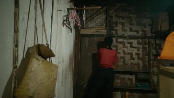 Asiatico Donna Con Rosso Vestiti Utilizzando Bastone Bussare Porta Muro — Video Stock