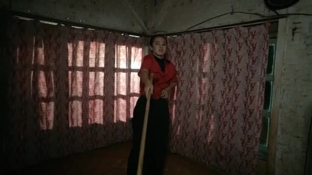 Mujer Asiática Ciega Bailando Delante Cortina Roja Dentro Casa Bambú — Vídeos de Stock