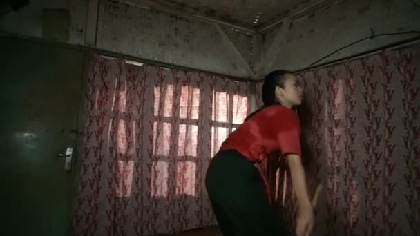 Blinde Aziatische Vrouw Dansen Voorkant Van Rode Gordijn Bamboe Huis — Stockvideo