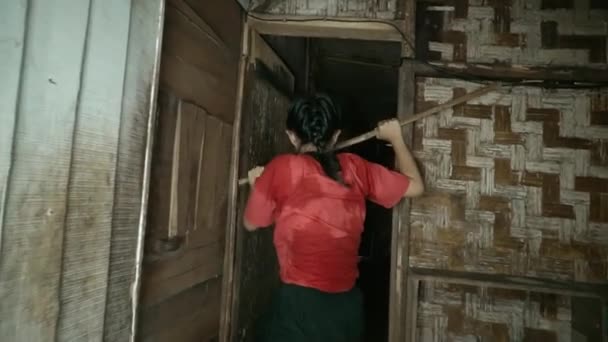 Blinde Vrouw Die Door Deur Loopt Met Stok Terwijl Een — Stockvideo