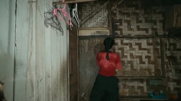 在竹屋内 身穿红色衣服的亚洲女人用木棍敲门砖 — 图库视频影像