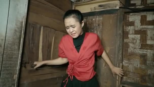 Kör Bir Asyalı Kadın Geleneksel Evin Köşesindeki Bambu Kapıların Önünde — Stok video