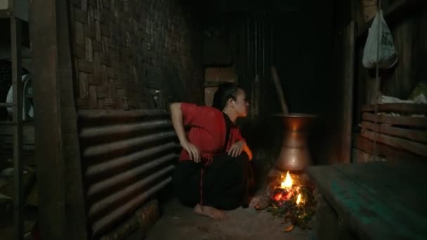 亚洲失明妇女在老式厨房里的老式壶前跳舞 在棕色手杖前跳舞 — 图库视频影像