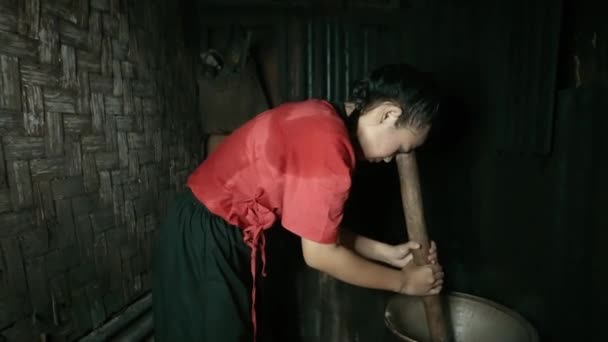 赤いシャツを着ている間に 古いキッチンで鍋攪拌機で踊るブラインドアジアの女性 — ストック動画