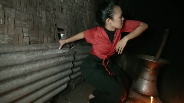 Бедная Слепая Женщина Танцует Традиционной Кухне Отчаянием Темной Ночи — стоковое видео