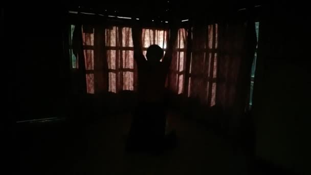 Aziatische Vrouwen Dansen Voor Het Donkere Raam Met Silhouet Vibes — Stockvideo