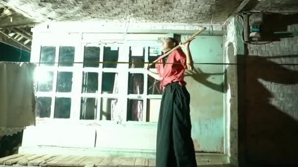 Mulher Cega Usa Mesa Madeira Para Dançar Tristeza Enquanto Lâmpada — Vídeo de Stock