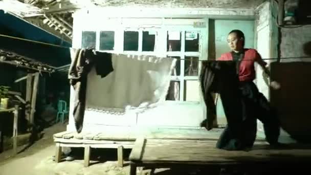 Blind Woman Använder Träbordet För Att Dansa Sorg Medan Den — Stockvideo