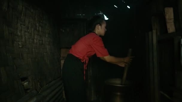 Blind Asijské Žena Tanec Pot Míchadlo Staré Kuchyni Zatímco Sobě — Stock video