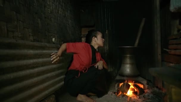 亚洲失明妇女在老式厨房里的老式壶前跳舞 在棕色手杖前跳舞 — 图库视频影像