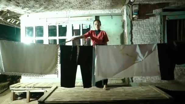 Азиатские Женщины Танцуют Одиночестве Темноте Ночи Красной Рубашке Черных Штанах — стоковое видео