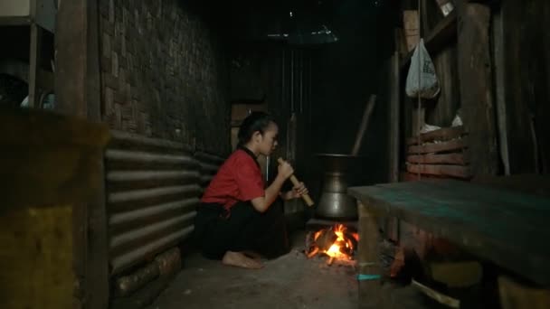 Blind Asian Women Blow Vintage Fire Boat Blower Ενώ Μαγειρεύετε — Αρχείο Βίντεο
