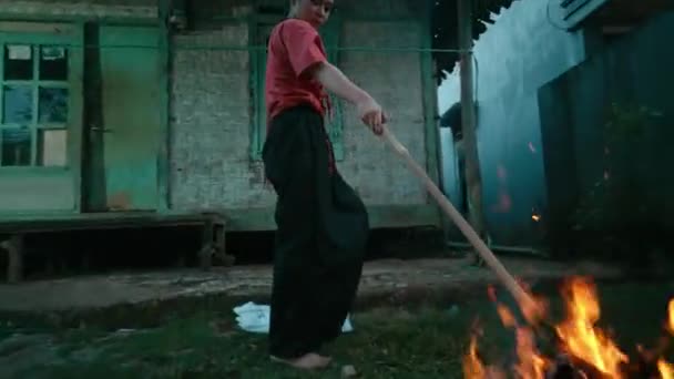 Une Asiatique Aveugle Marchant Dansant Extérieur Pauvre Maison Vêtements Rouges — Video