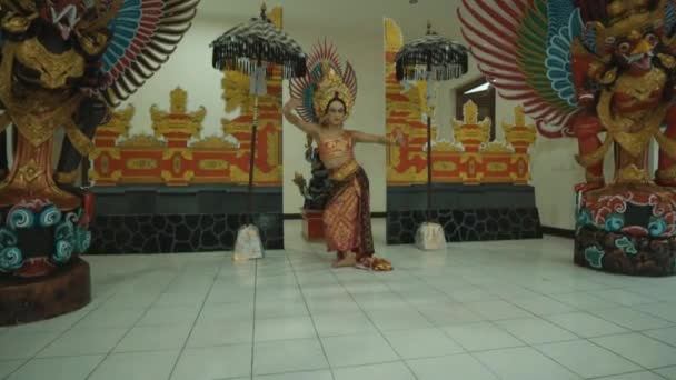 Balinesisk Kvinna Dansar Gulddräkt Framför Porten Innanför Templet — Stockvideo
