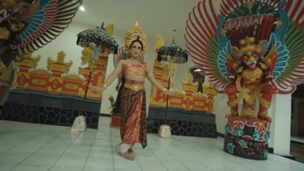 Прекрасна Азіатка Танцює Гламурному Балійському Костюмі Під Час Виконання Творів — стокове відео