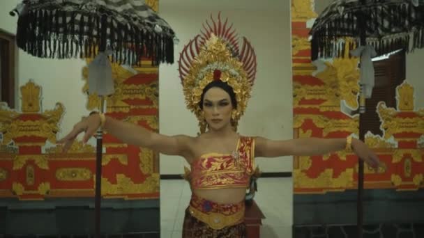 Балийская Женщина Танцует Золотом Костюме Перед Воротами Внутри Храма — стоковое видео