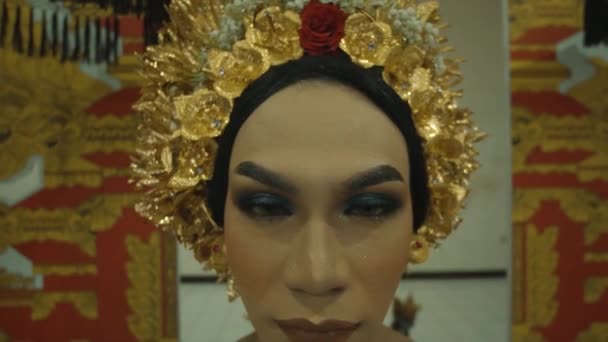 Uma Mulher Balinesa Glamour Traje Ouro Enquanto Estava Entre Portão — Vídeo de Stock