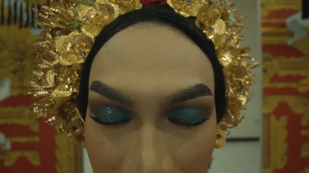 在圣殿内祈祷时 身穿化妆品和金色王冠的巴厘妇女的近视脸 — 图库视频影像