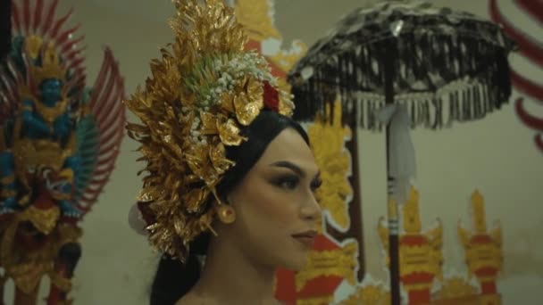 Altın Kostümlü Glamor Balili Bir Kadın Dua Sırasında Bali Kapısı — Stok video