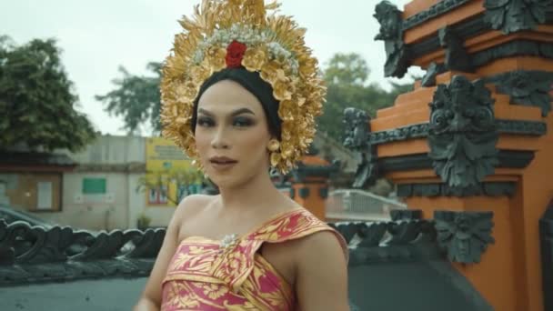 Balijská Žena Cítí Půvab Při Nošení Balijských Svatebních Šatů Její — Stock video