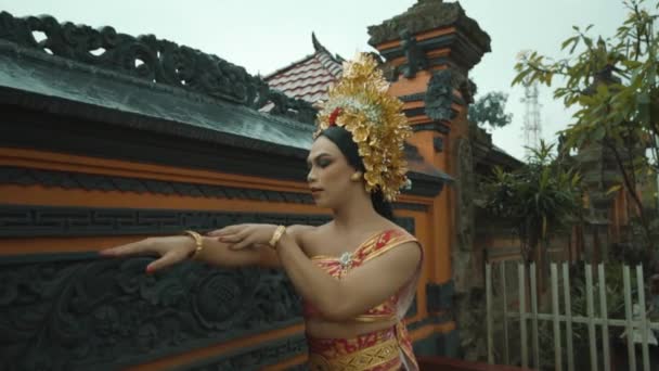 Balinesin Fühlt Sich Glamourös Während Sie Auf Ihrer Party Tempel — Stockvideo