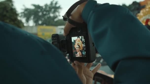 Servizio Fotografico Ritratto Una Donna Balinese Vestita Oro Davanti Tempio — Video Stock