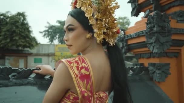 在寺庙里祈祷时穿着传统舞服的巴厘妇女的画像 — 图库视频影像
