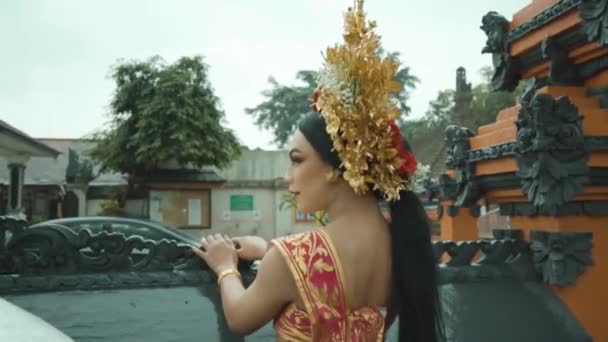 Ritratto Donne Balinesi Che Indossano Costume Ballo Tradizionale Mentre Pregano — Video Stock