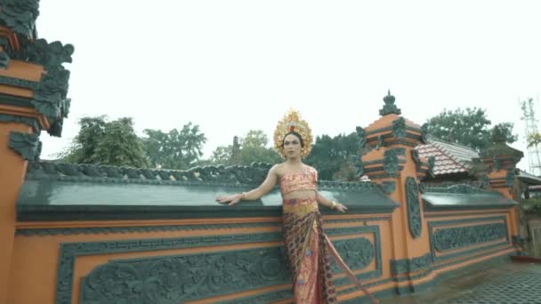 Belle Femme Balinaise Debout Dans Mur Orange Tout Portant Costume — Video