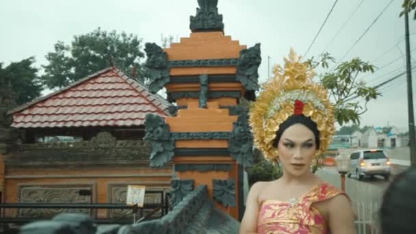 Portrait Balinese Woman Photo Shoot Temple Raining — Stock Video