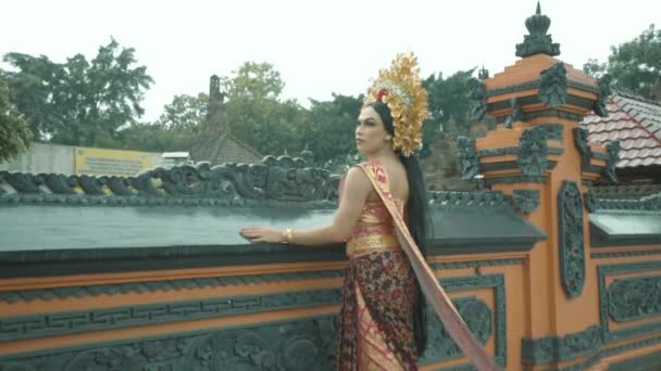 Vacker Balinesisk Kvinna Som Står Orange Vägg Medan Bär Traditionell — Stockvideo