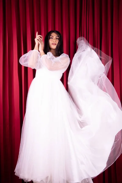 Mulher Asiática Posando Vestido Noiva Branco Tinha Cabelo Preto Dentro — Fotografia de Stock