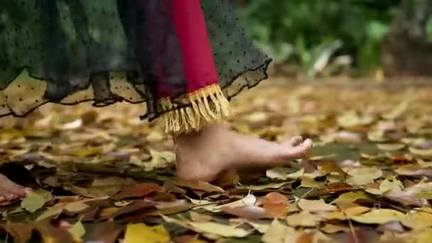 Женщина Ходит Вершине Желтого Коричневого Листа Джунглях Утром — стоковое видео